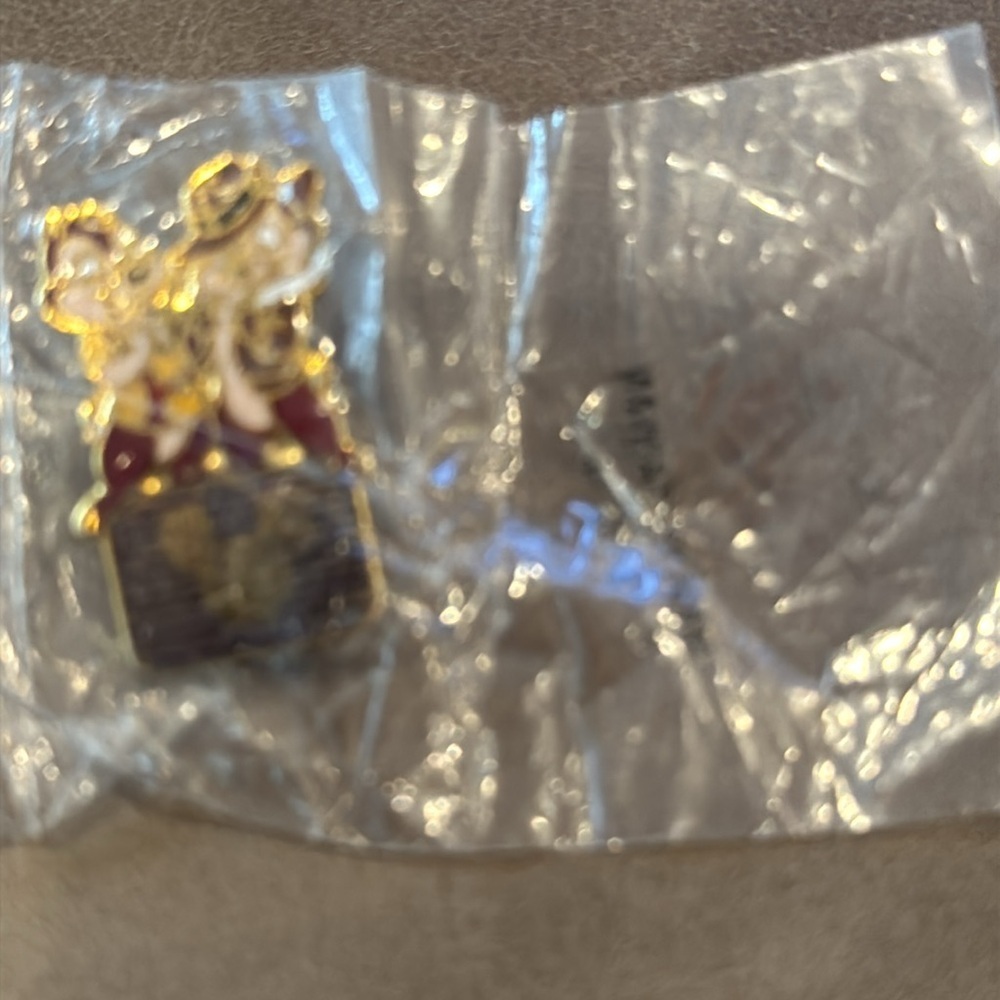 Chip & Dale Rescue Rangers Gold and Red Linited Edition Disney Pin NWOT - Picture 3 of 7